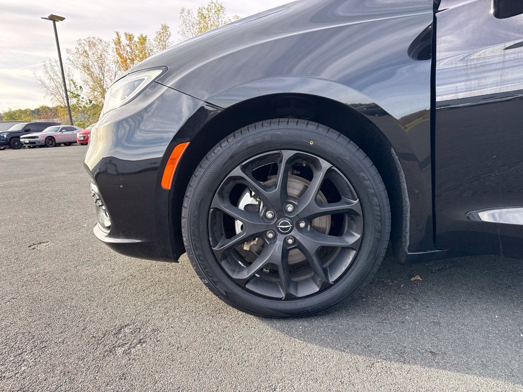 Used 2025 Chrysler Pacifica Limited FWD image 42