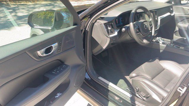 Used 2026 Volvo V60 B5 Cross Country Ultra AWD/4WD image 4