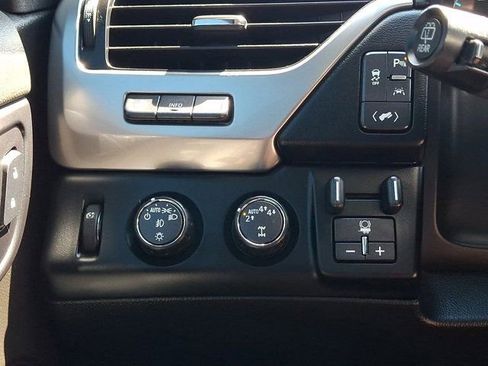Used 2020 Chevrolet Suburban Premier AWD/4WD image 30