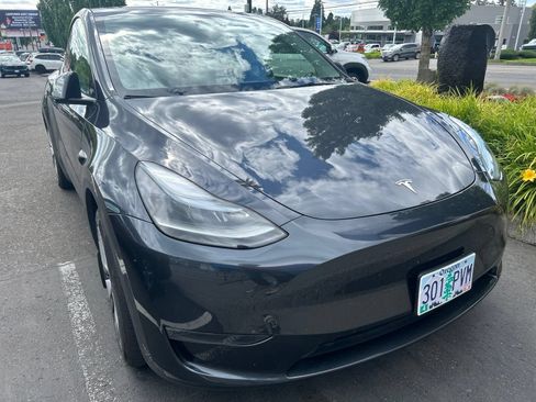 Used 2024 Tesla Model Y Long Range AWD/4WD image 3