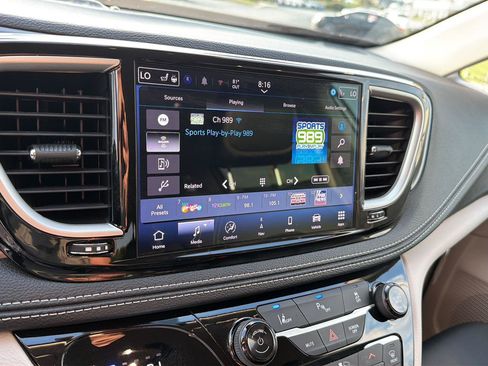 Used 2024 Chrysler Pacifica Limited FWD image 21