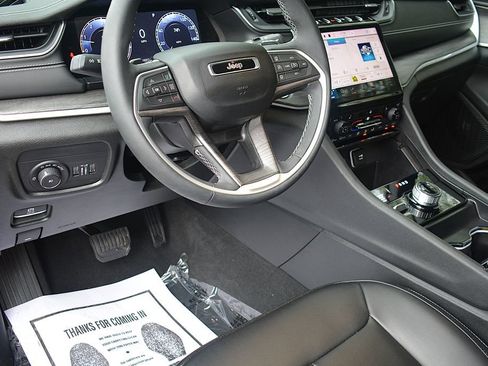 Used 2024 Jeep Grand Cherokee Limited AWD/4WD image 11