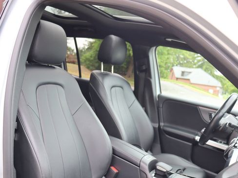 Used 2023 Mercedes-Benz GLB 250 4MATIC w/ Premium Package image 22