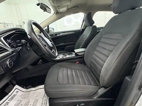 Used 2017 Ford Fusion SE w/ Fusion SE Technology Package image 8