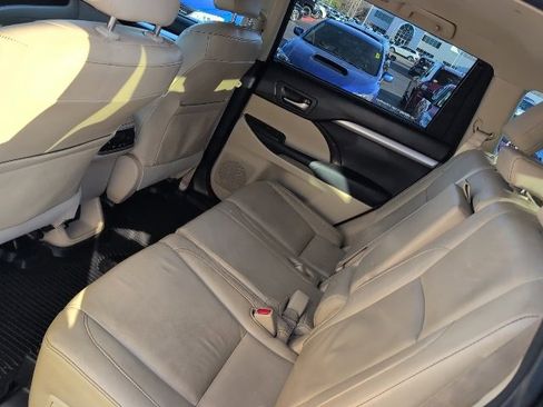 Used 2015 Toyota Highlander XLE image 13