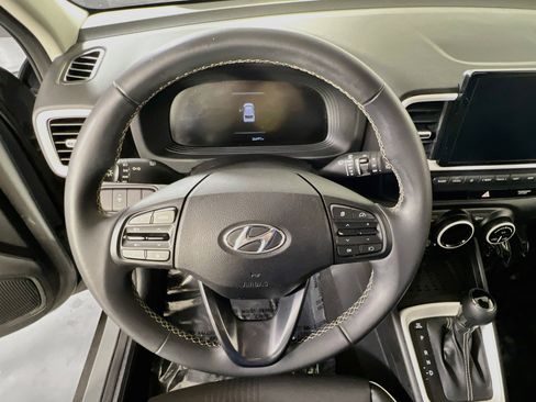 Used 2023 Hyundai Venue Limited image 11