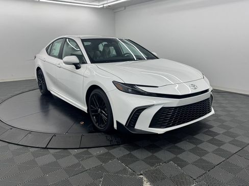 Used 2026 Toyota Camry SE FWD image 4