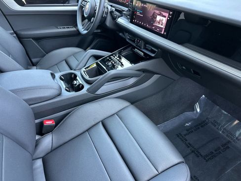 Certified 2026 Porsche Cayenne AWD/4WD image 17
