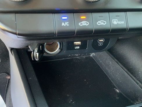 Used 2025 Hyundai Elantra SE FWD image 25