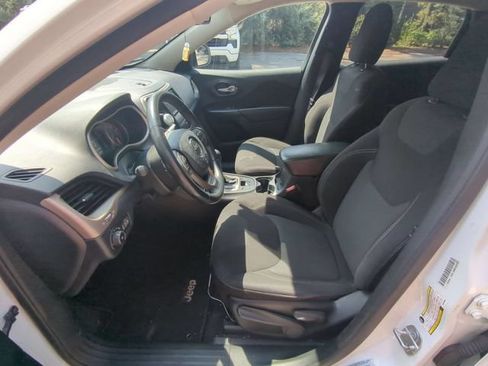 Used 2016 Jeep Cherokee Latitude FWD image 12