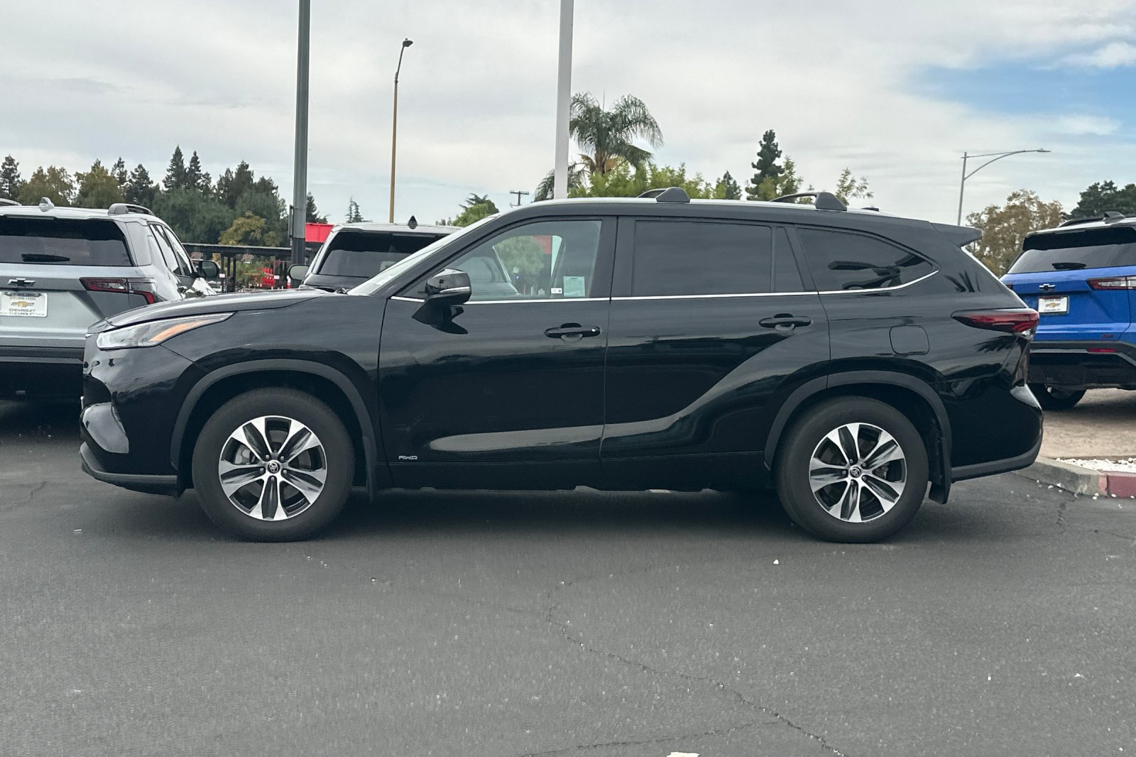 Used 2025 Toyota Highlander XLE AWD/4WD image 8