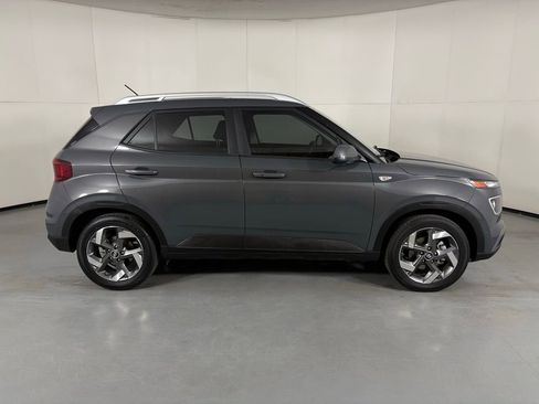 Used 2025 Hyundai Venue SEL FWD image 11