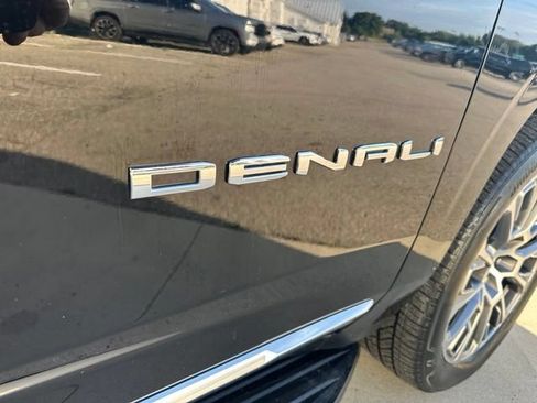 Used 2025 GMC Yukon XL Denali AWD/4WD image 12