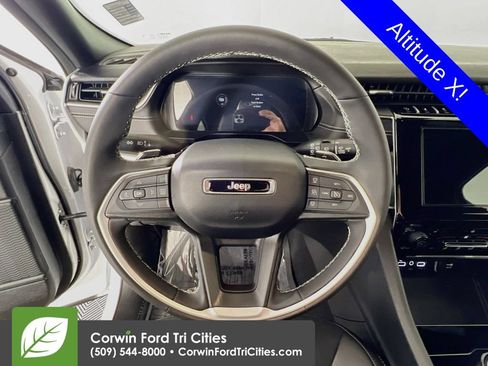 Used 2025 Jeep Grand Cherokee Altitude AWD/4WD image 8