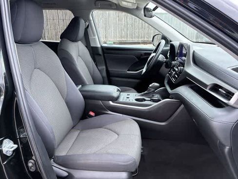 Used 2024 Toyota Highlander LE FWD image 22