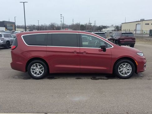 New 2026 Chrysler Pacifica Select image 2