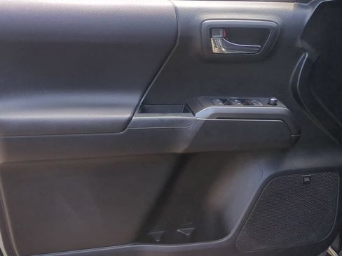 Used 2017 Toyota Tacoma TRD Sport AWD/4WD image 11