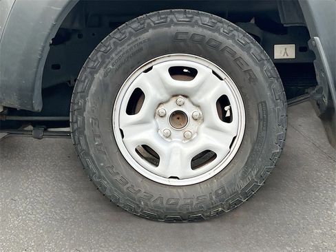 Used 2014 Toyota Tacoma Base image 26