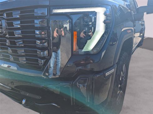 Used 2024 GMC Sierra 2500 Denali Ultimate image 9