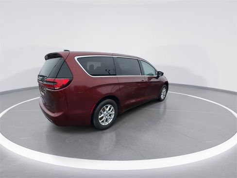 Used 2023 Chrysler Pacifica Touring-L image 8