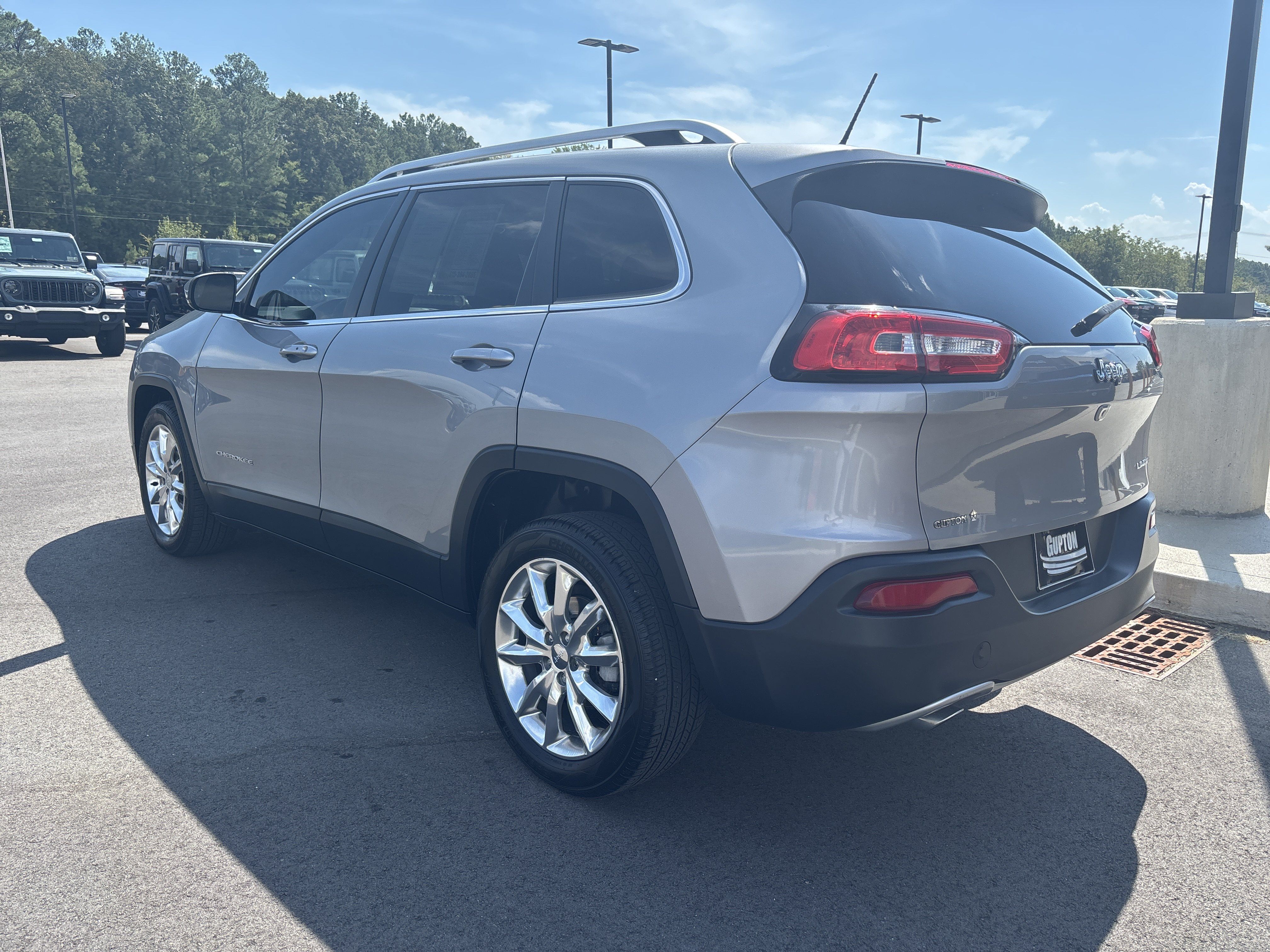 Used 2015 Jeep Cherokee Limited FWD image 3