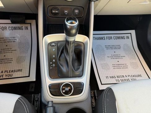 Used 2021 Hyundai Venue SEL image 22