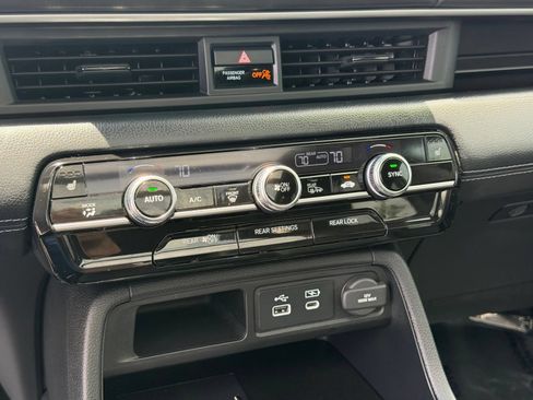 Used 2025 Honda Pilot Touring image 24
