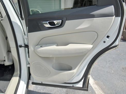 Used 2019 Volvo XC60 T6 Momentum w/ Multimedia Package image 35