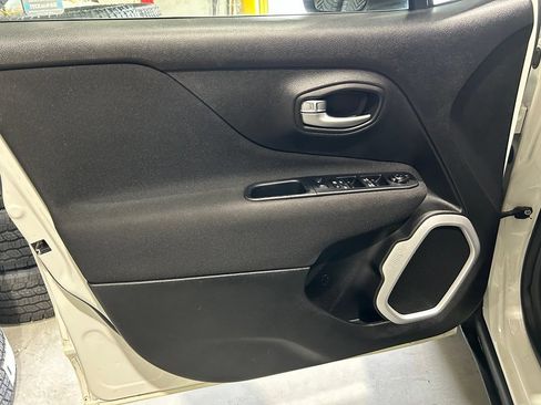 Used 2019 Jeep Renegade Latitude w/ Cold Weather Group FWD image 16