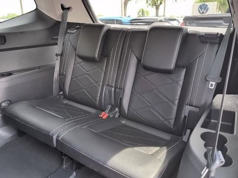 Used 2024 Volkswagen Atlas SE AWD/4WD image 25