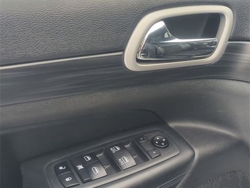 Used 2020 Jeep Grand Cherokee Altitude image 13