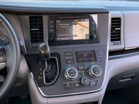 Used 2017 Toyota Sienna XLE image 5