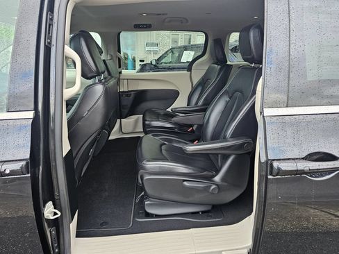 Used 2023 Chrysler Pacifica Touring-L FWD image 13