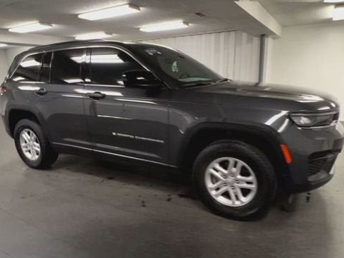 Used 2024 Jeep Grand Cherokee Laredo image 2