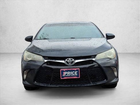 Used 2015 Toyota Camry SE w/ Moonroof Package FWD image 2