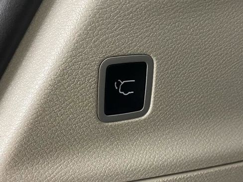 Used 2022 Chrysler Pacifica Limited FWD image 17