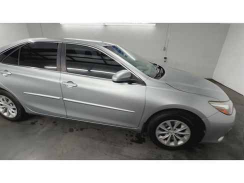 Used 2016 Toyota Camry LE image 2