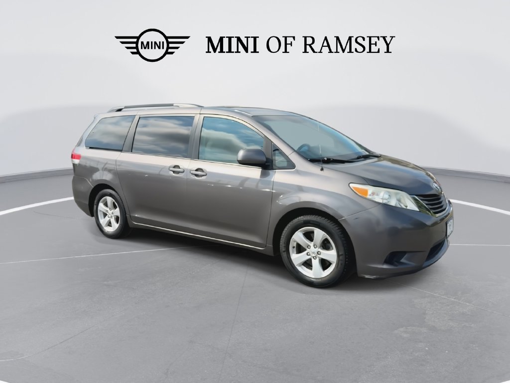 Used 2012 Toyota Sienna LE FWD image 2