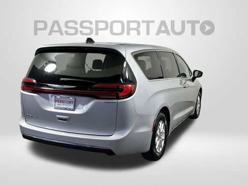 Used 2024 Chrysler Pacifica Touring-L image 5