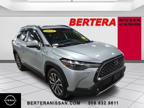 Used 2024 Toyota Corolla Cross XLE w/ Convenience Package image 5