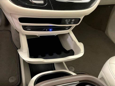 Used 2020 Chrysler Pacifica Touring-L Plus FWD image 37