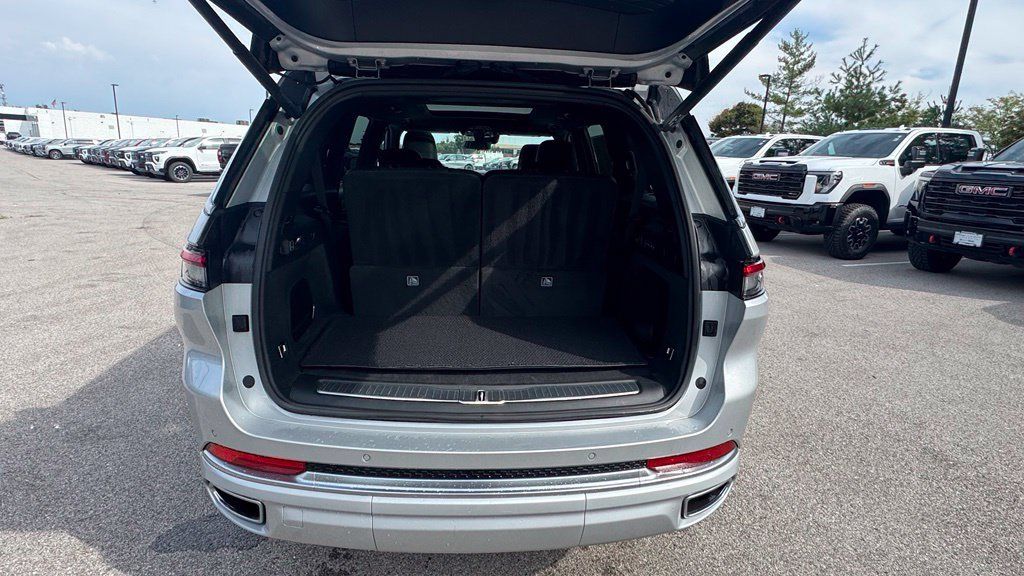Used 2023 Jeep Grand Cherokee L Summit AWD/4WD image 4