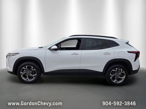 Certified 2025 Chevrolet Trax LT w/ LT Convenience Package FWD image 2