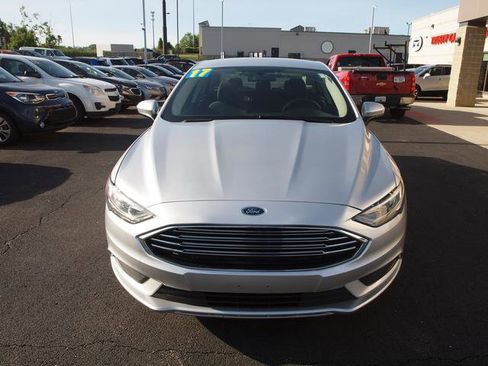 Used 2017 Ford Fusion SE w/ Fusion SE Technology Package FWD image 4