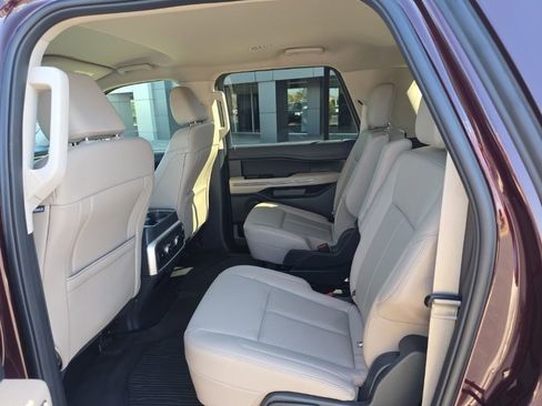 Used 2024 Ford Expedition Max XLT image 11