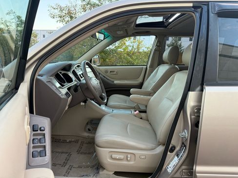 Used 2005 Toyota Highlander 4WD V6 w/ 3rd Row image 13