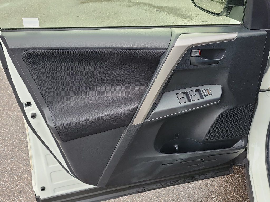 Used 2018 Toyota RAV4 LE FWD image 17