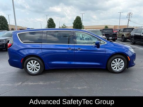 Used 2019 Chrysler Pacifica Touring Plus w/ Advanced Safetytec Group FWD image 2