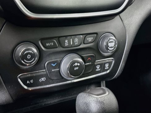 Used 2021 Jeep Cherokee Latitude FWD image 22