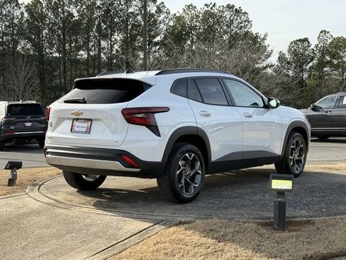 Used 2025 Chevrolet Trax LT w/ LT Convenience Package image 7